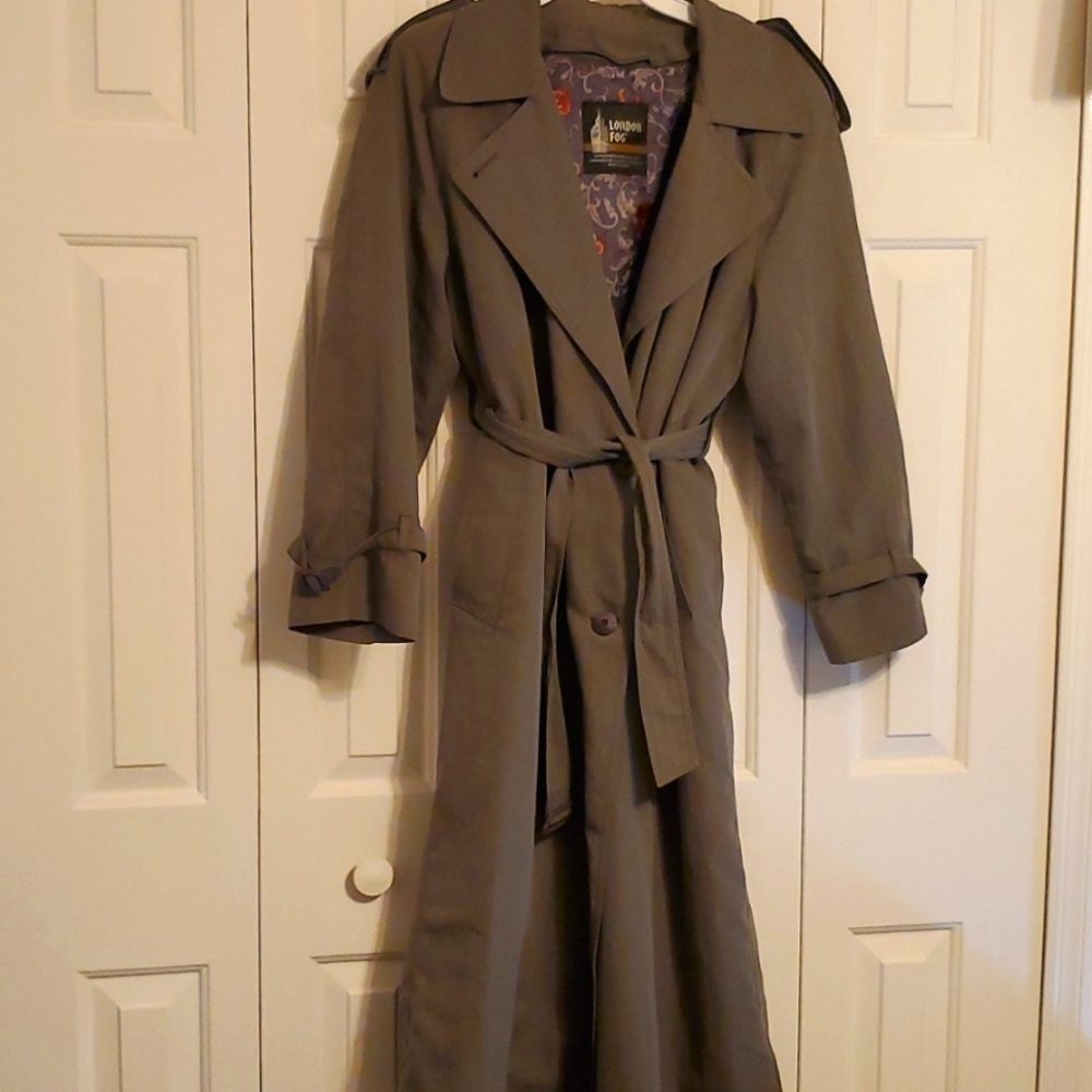 Vintage London Fog Trench Coat. Womens size 8.Army Green